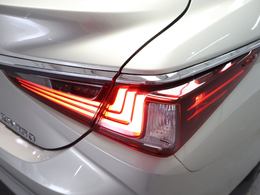 Used 2023 Lexus ES 350 w/ Premium Package FWD image 29