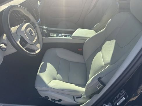Used 2020 Volvo S60 T5 Momentum image 4