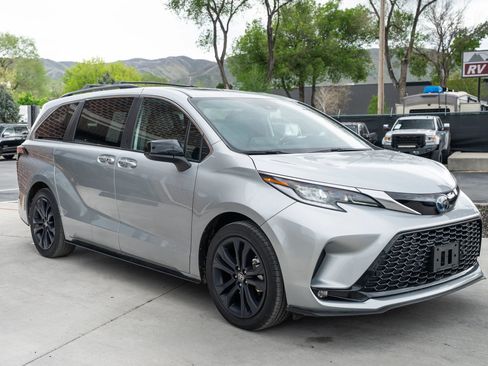 Used 2023 Toyota Sienna XSE FWD image 13