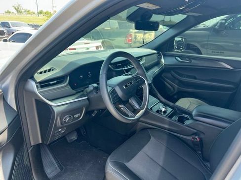 Used 2025 Jeep Grand Cherokee Laredo X w/ Luxury Tech Group I AWD/4WD image 5
