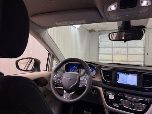 Used 2023 Chrysler Voyager LX FWD image 18