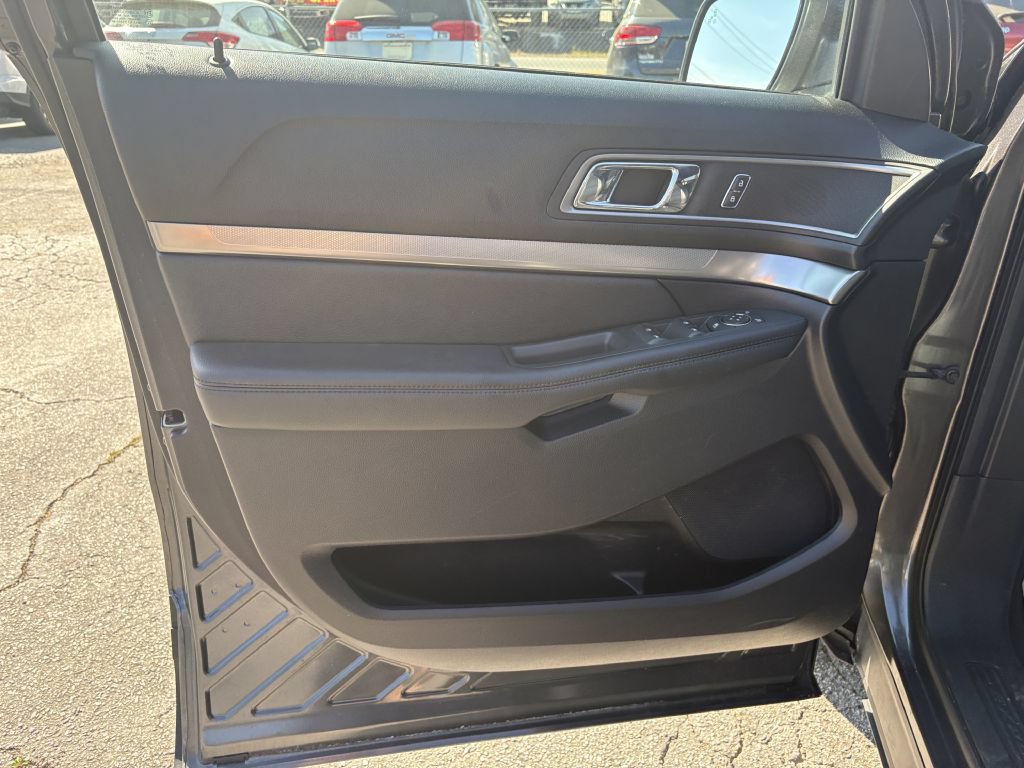 Used 2019 Ford Explorer XLT w/ Equipment Group 202A FWD image 9