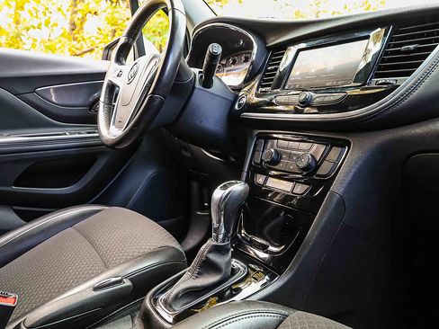 Used 2022 Buick Encore Preferred image 25