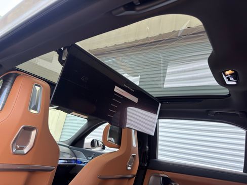 Used 2023 BMW 740i w/ Parking Assistance Package RWD image 13