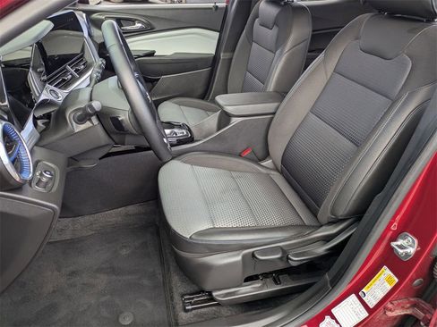 Used 2025 Chevrolet Trax LT w/ LT Convenience Package image 14