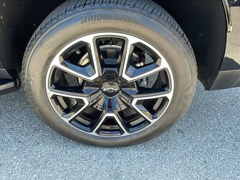 Used 2025 Chevrolet Suburban RST w/ Comfort Package AWD/4WD image 31