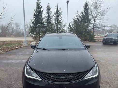 Used 2019 Chrysler Pacifica Limited w/ S Appearance Package image 8