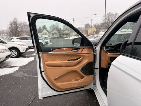 Used 2024 Jeep Grand Cherokee Summit image 14