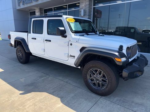 Used 2025 Jeep Gladiator Sport AWD/4WD image 1