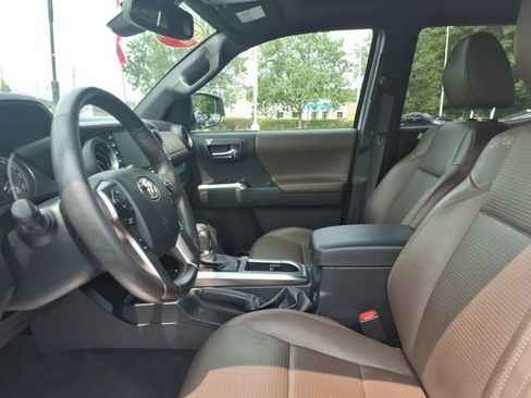 Used 2023 Toyota Tacoma Limited AWD/4WD image 5