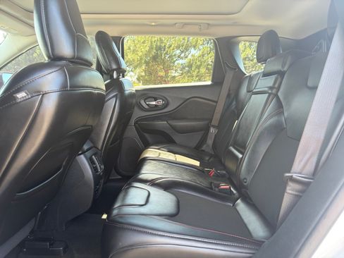 Used 2019 Jeep Cherokee Trailhawk w/ Comfort/Convenience Group AWD/4WD image 20