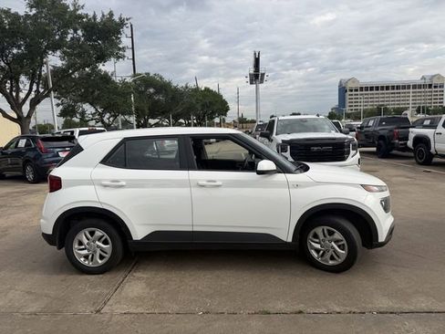 Used 2024 Hyundai Venue SE image 4