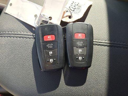 Used 2020 Toyota RAV4 Limited image 27