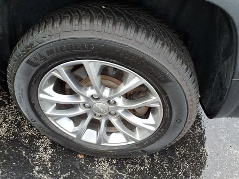 Used 2019 Jeep Cherokee Latitude Plus w/ Cold Weather Group AWD/4WD image 5