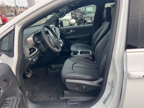 New 2026 Chrysler Pacifica Select image 21