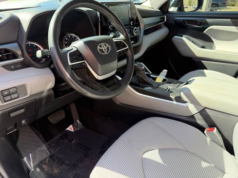 Used 2022 Toyota Highlander LE image 21