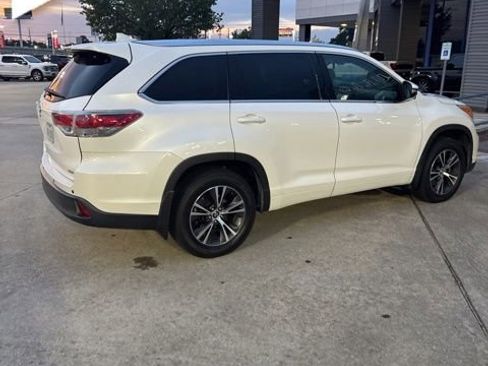 Used 2016 Toyota Highlander XLE FWD image 3