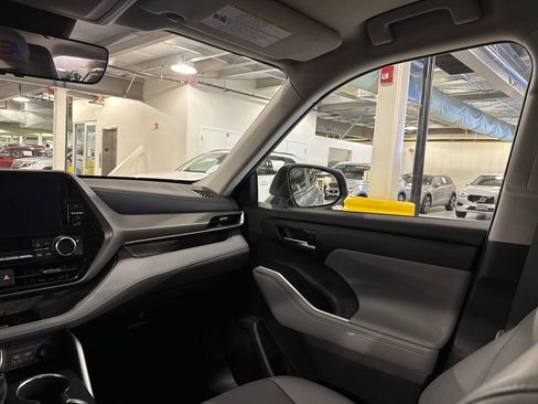 Used 2023 Toyota Highlander XLE AWD/4WD image 24