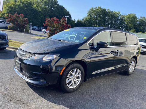 Used 2023 Chrysler Voyager LX FWD image 3