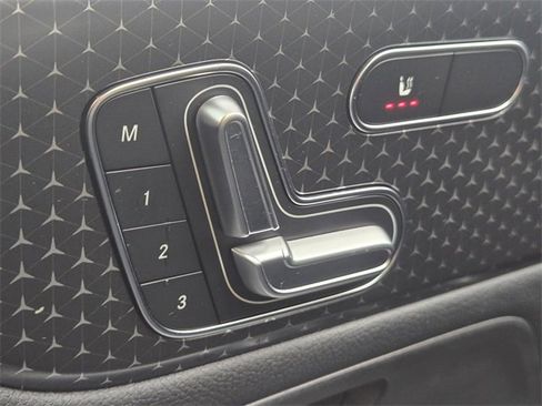 Used 2025 Mercedes-Benz GLA 250 4MATIC image 31