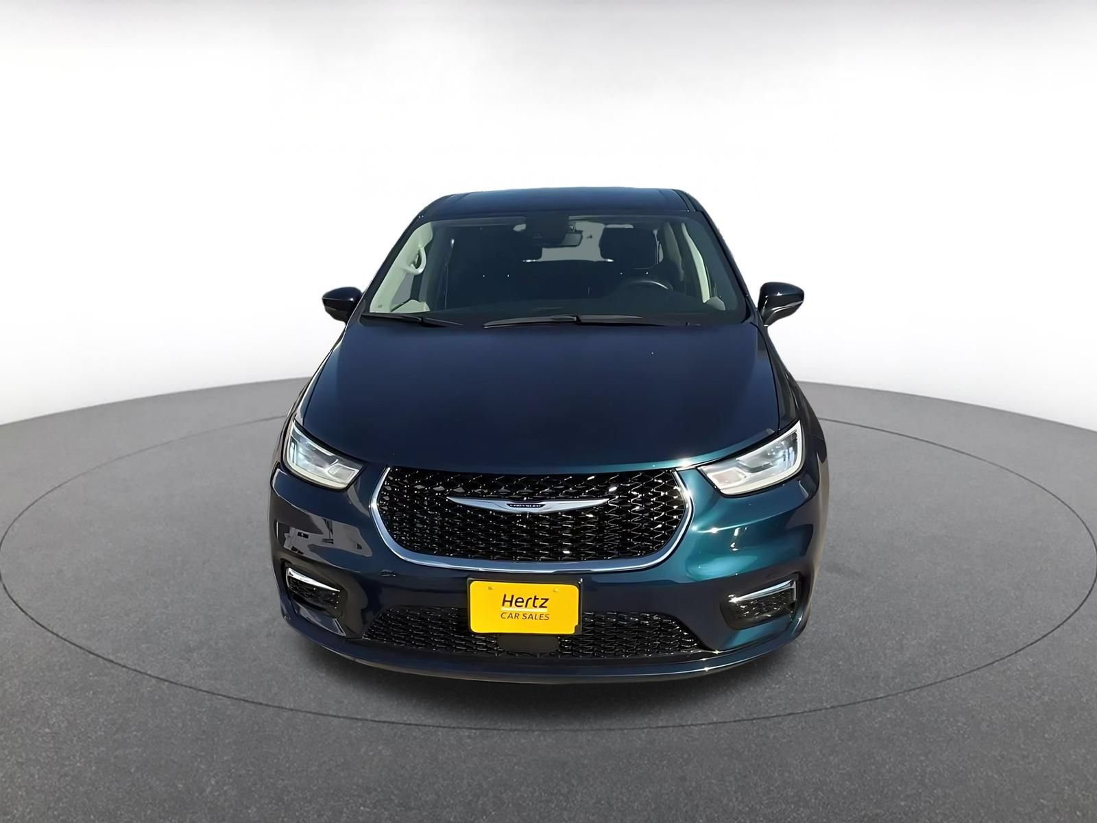 Used 2023 Chrysler Pacifica Touring-L FWD image 4