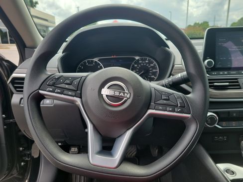 Used 2025 Nissan Altima 2.5 SV FWD image 22