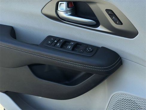Used 2024 Chrysler Pacifica Touring-L image 15