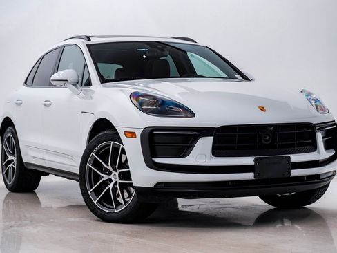Certified 2025 Porsche Macan image 8