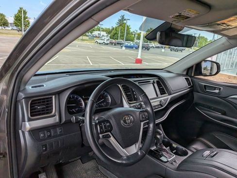 Used 2019 Toyota Highlander SE w/ Nightshade Edition AWD/4WD image 9