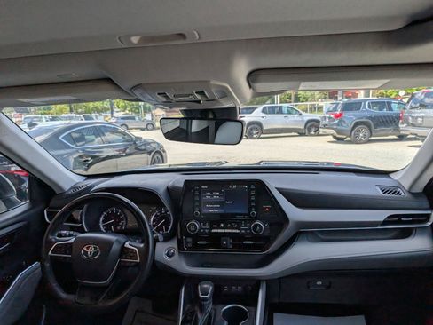 Used 2022 Toyota Highlander XLE AWD/4WD image 23