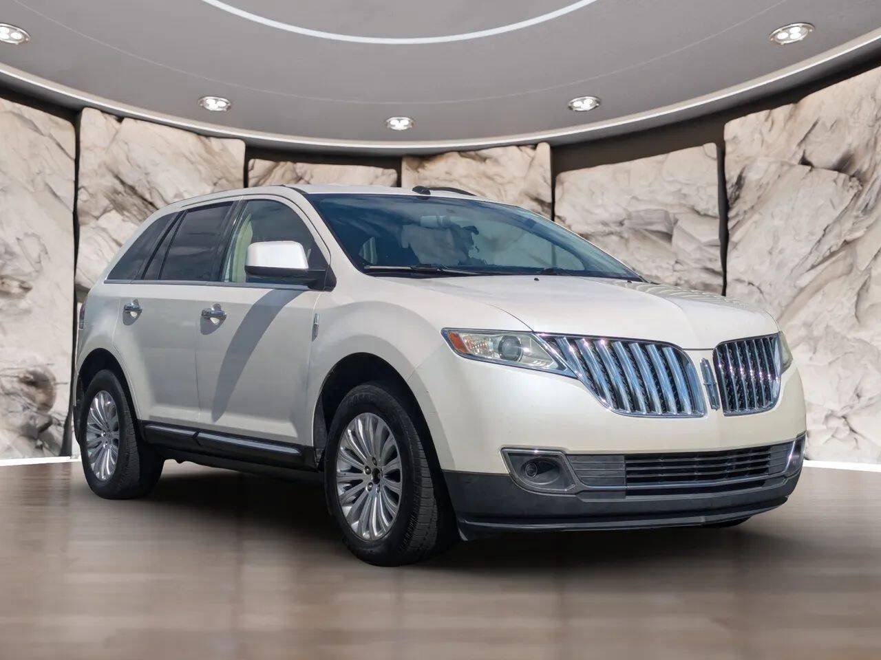 Used 2011 Lincoln MKX 2WD w/ Wood Pkg image 12