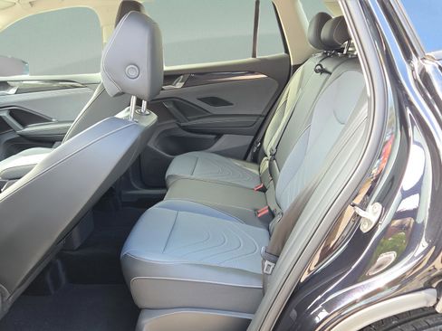 Used 2025 Volkswagen Tiguan SE image 27