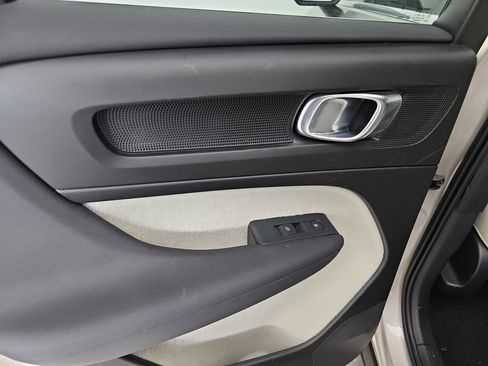 Used 2023 Volvo XC40 B5 Plus image 23