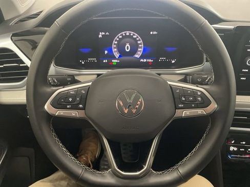 Certified 2025 Volkswagen Taos SE w/ Panoramic Sunroof Package image 14