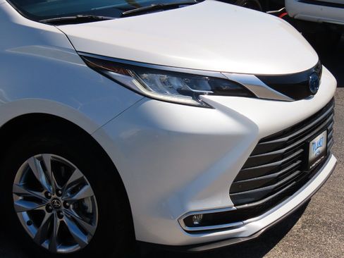 Used 2023 Toyota Sienna Limited image 6