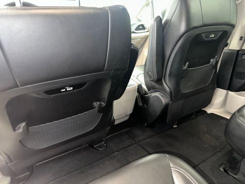 Used 2023 Chrysler Pacifica Touring-L FWD image 18