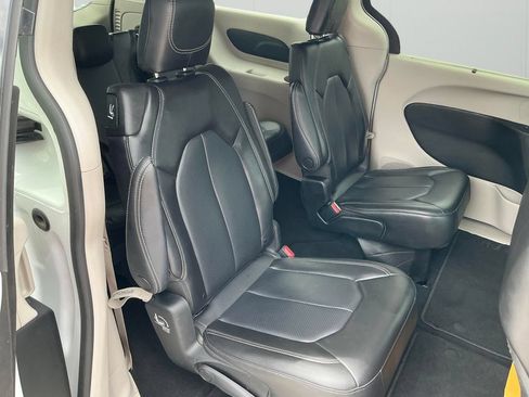 Used 2023 Chrysler Pacifica Touring-L FWD image 17