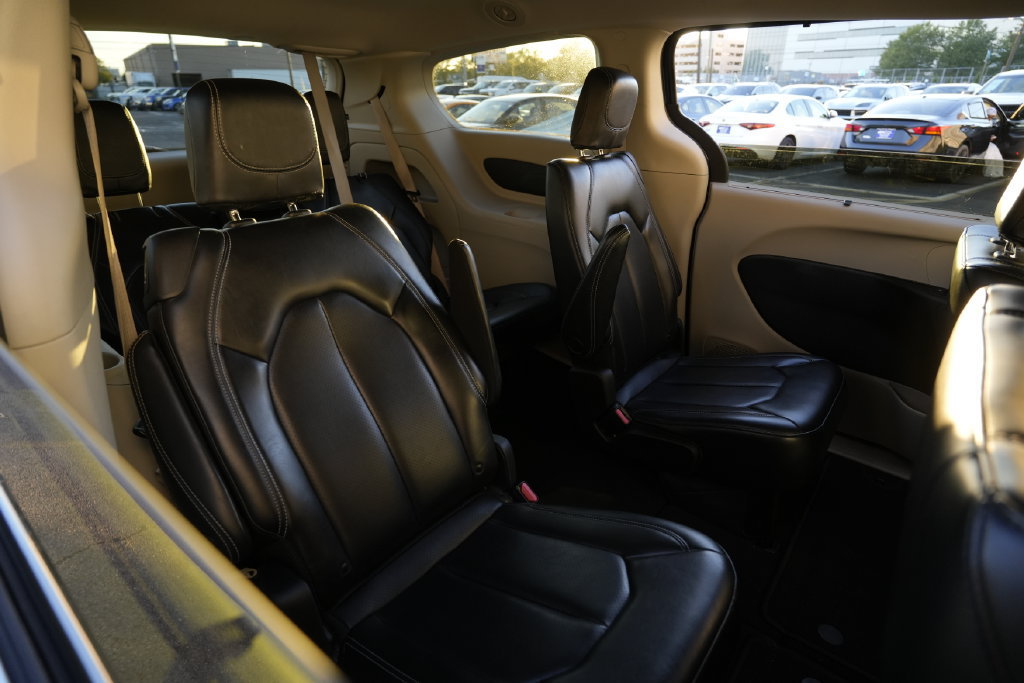 Used 2023 Chrysler Pacifica Touring-L FWD image 26