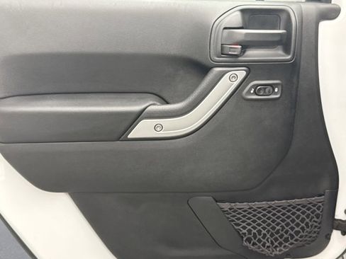 Used 2017 Jeep Wrangler Unlimited Rubicon w/ Dual Top Group AWD/4WD image 9