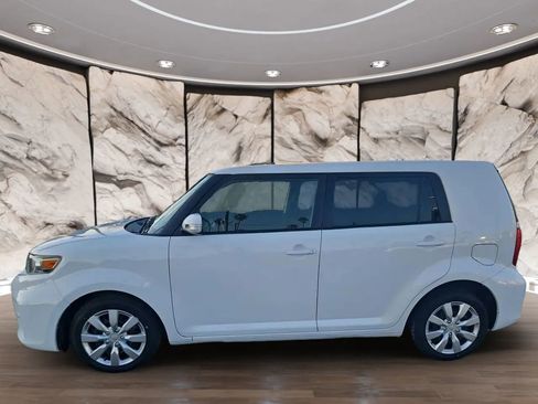 Used 2012 Scion xB Hatchback 4D image 2