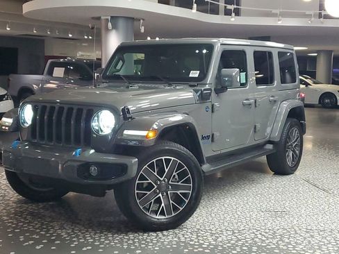 Used 2022 Jeep Wrangler Unlimited Sahara AWD/4WD image 32