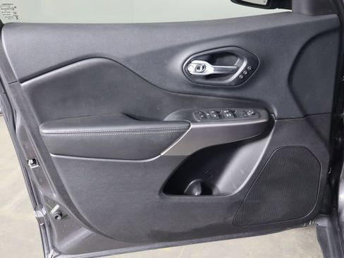 Used 2019 Jeep Cherokee Limited AWD/4WD image 19