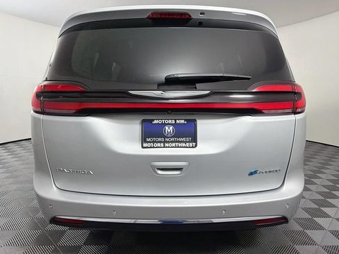 Used 2024 Chrysler Pacifica Limited FWD image 21