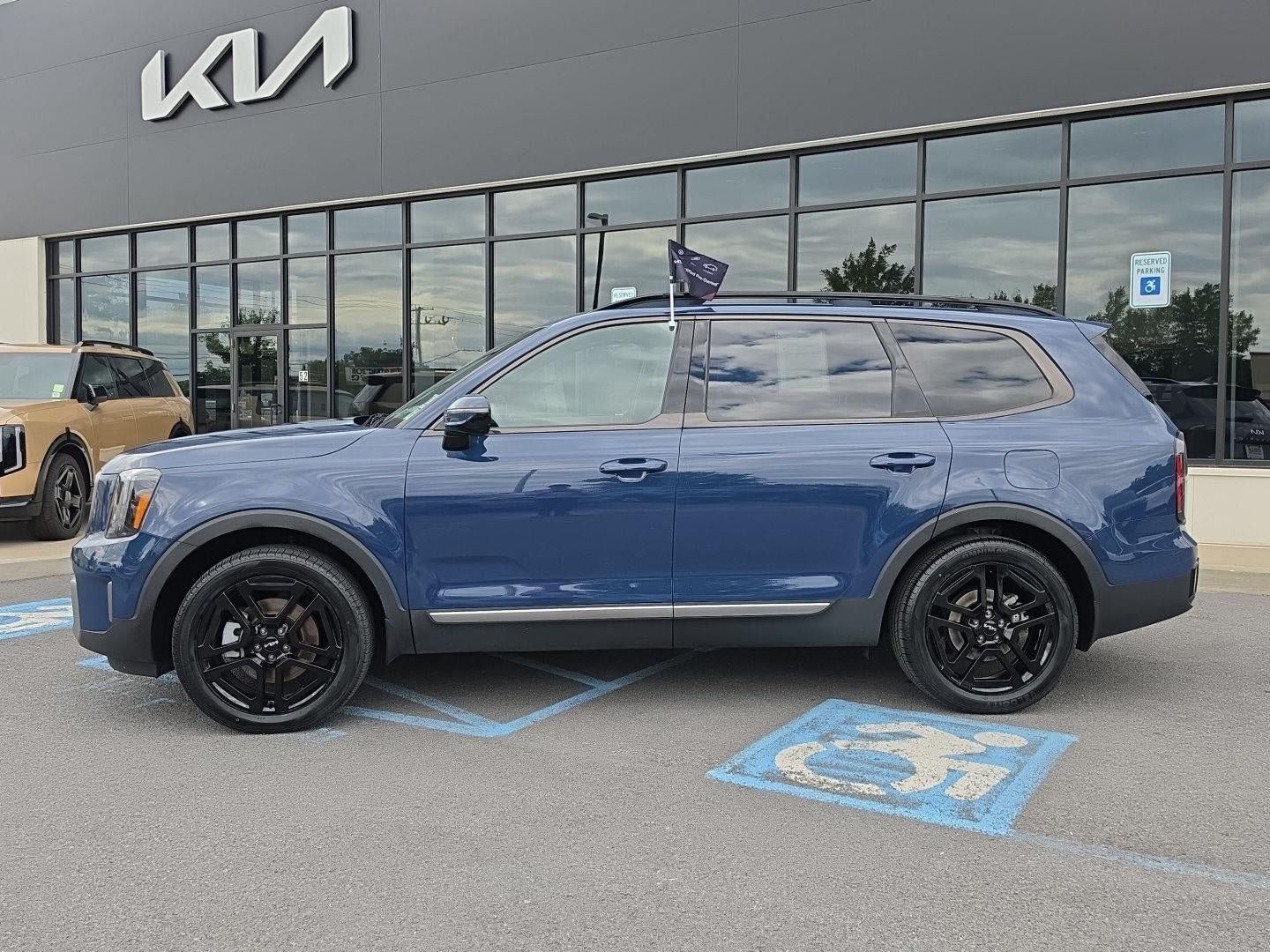 Certified 2023 Kia Telluride SX X-Line AWD/4WD image 2