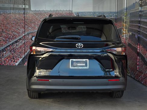 Certified 2026 Toyota Sienna XLE FWD image 7