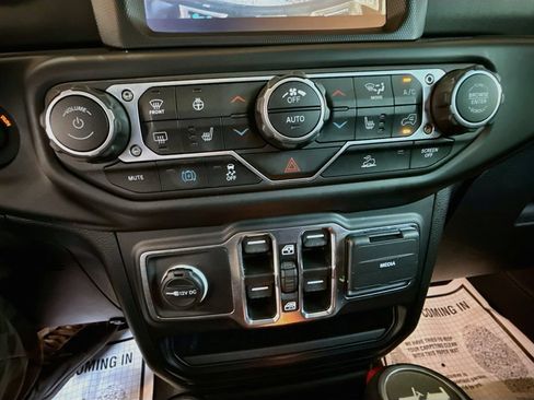 Used 2023 Jeep Wrangler Unlimited Sahara w/ Cold Weather Group AWD/4WD image 17