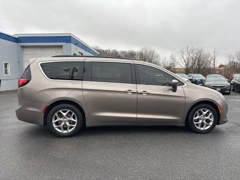 Used 2018 Chrysler Pacifica Touring Plus w/ Tire & Wheel Group FWD image 7