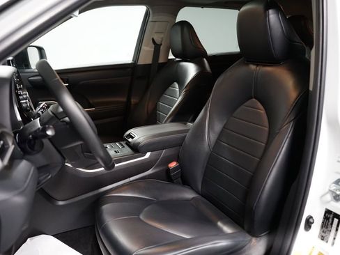 Used 2022 Toyota Highlander XLE FWD image 26