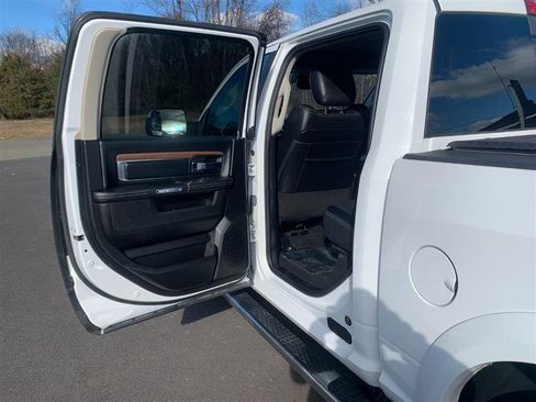 Used 2018 RAM 1500 Laramie image 38