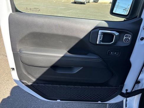 Used 2023 Jeep Wrangler Unlimited Sahara w/ Cold Weather Group image 11